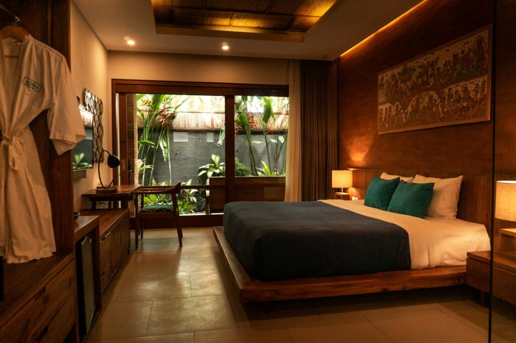 Habitación de hotel acogedora preparada para huéspedes