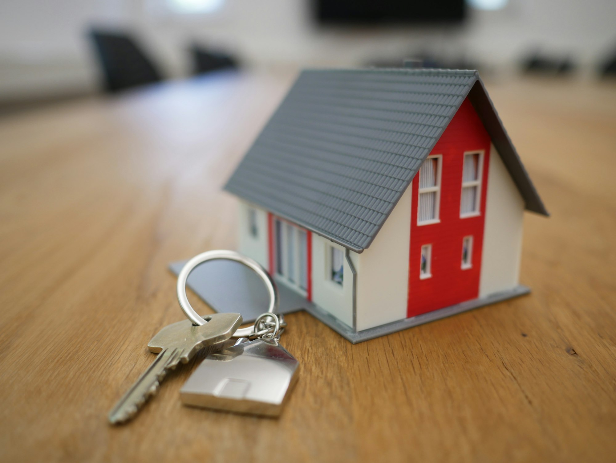 Llaves y maqueta de una vivienda sobre la mesa de una inmobiliaria