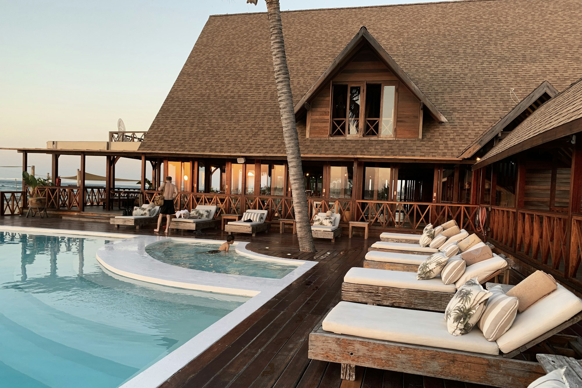 Piscina y terraza de un hotel al atardecer