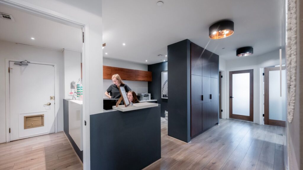 Sala de recepción de una clínica dental