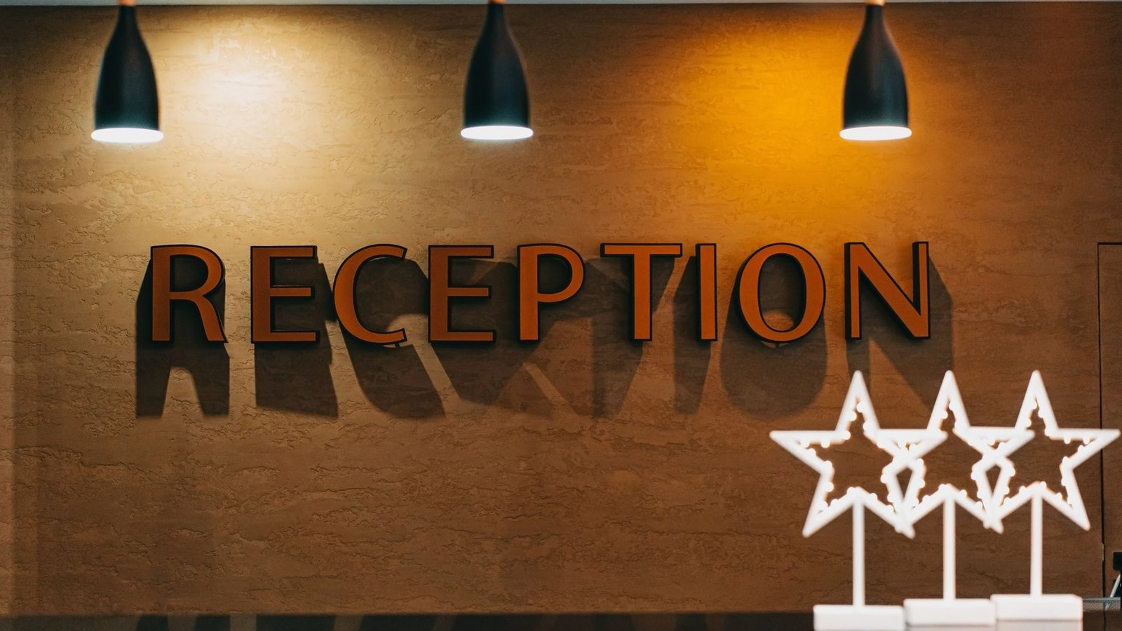 Rótulo de recepción de hotel con las estrellas de la categoría