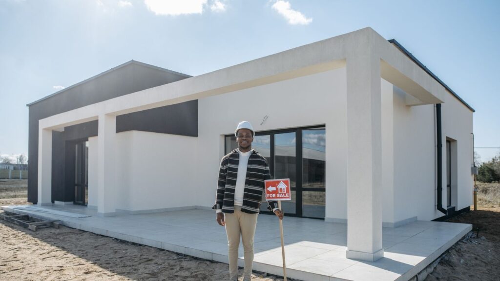 Vivienda unifamiliar a la venta con el cartel de la agencia