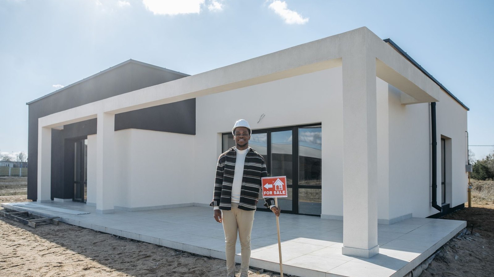 Vivienda unifamiliar a la venta con el cartel de la agencia