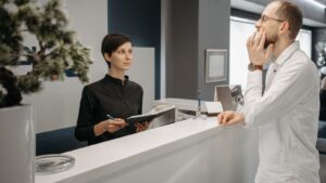 Paciente atendido en el mostrador de una clínica dental
