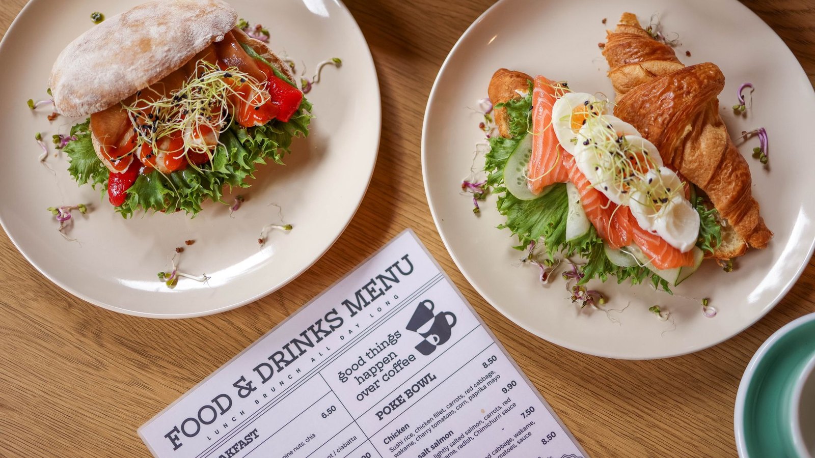 Carta de un restaurante sobre la mesa junto a dos platos