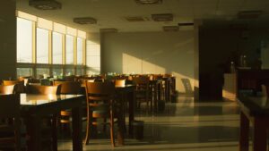 Comedor de restaurante vacío a media mañana