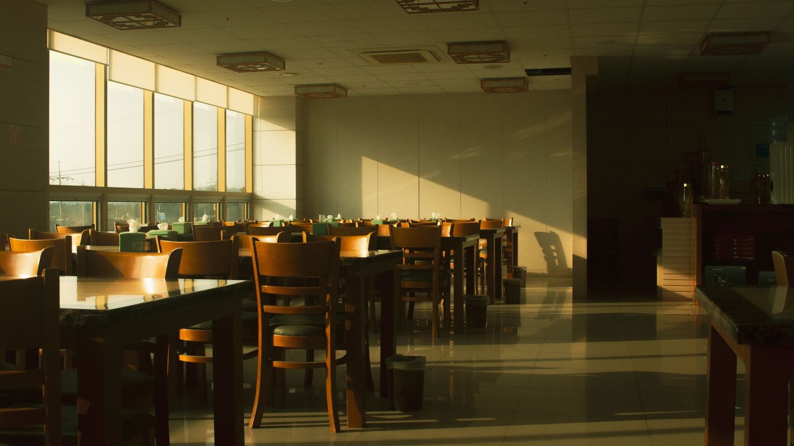 Comedor de restaurante vacío a media mañana