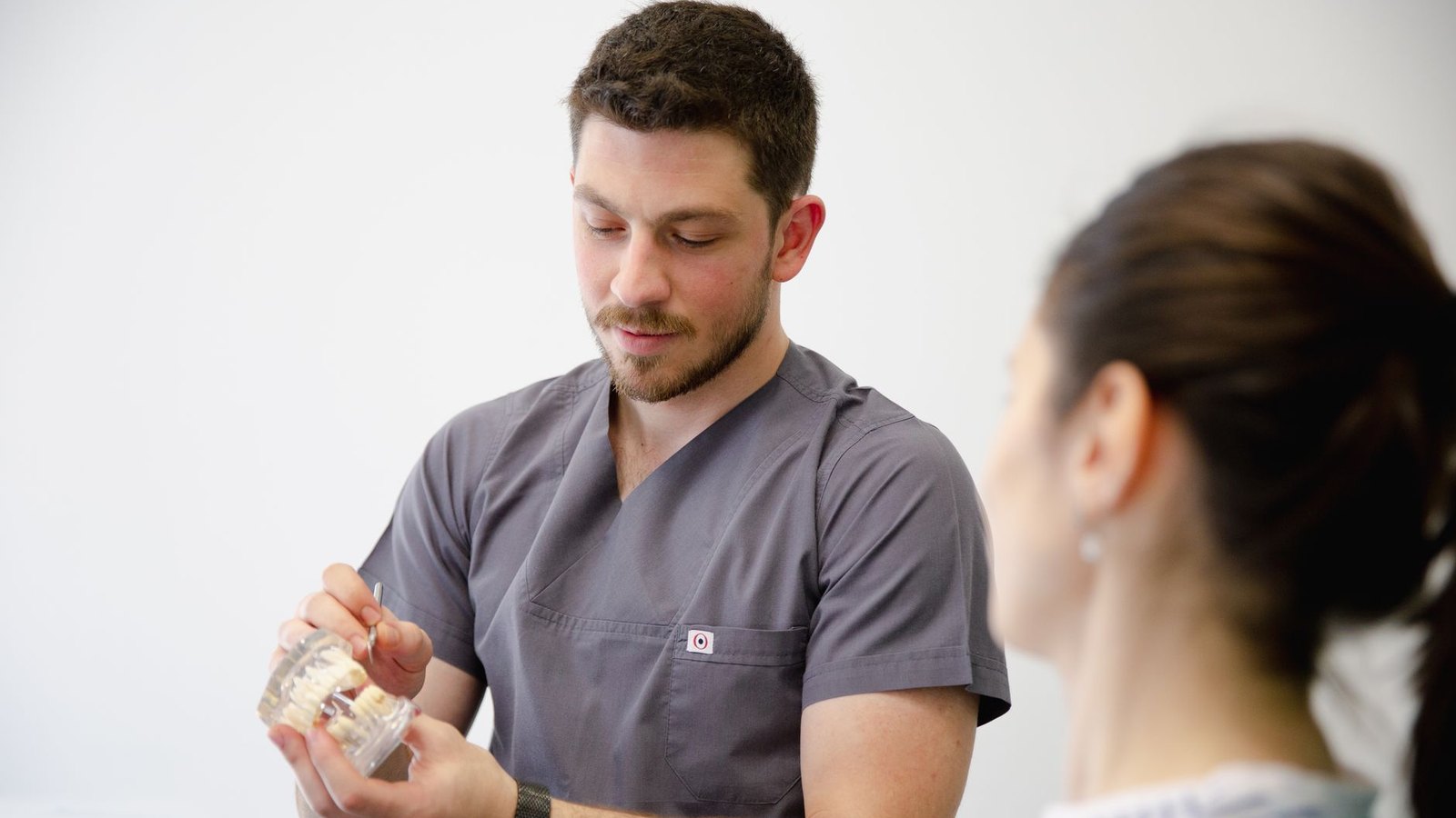 Dentista explicando un tratamiento a una paciente