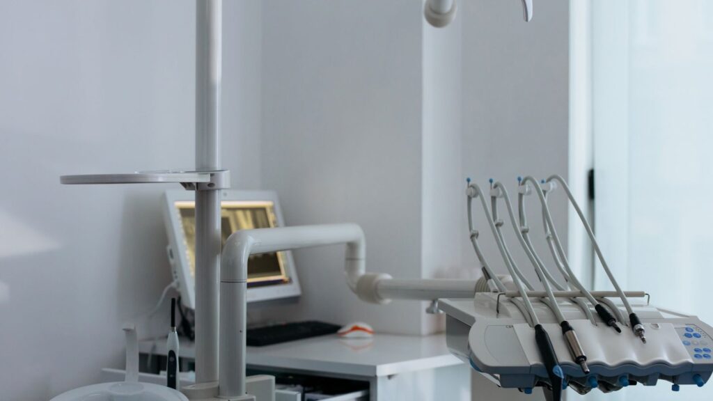Gabinete de una clínica dental preparado para la siguiente visita