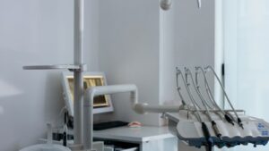 Gabinete de una clínica dental preparado para la siguiente visita