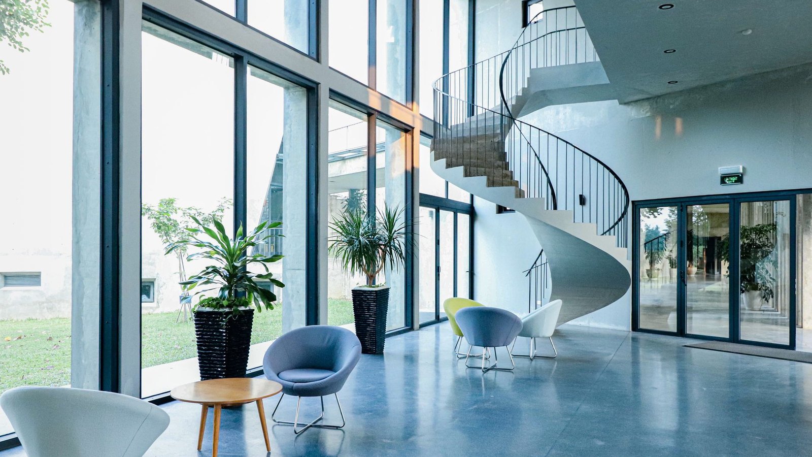 Recepción y zona común de un hotel con luz natural